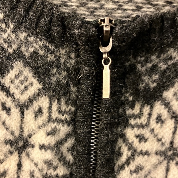 Elegant Gray and White Snowflake Zip Cardigan - Picture 4 of 5